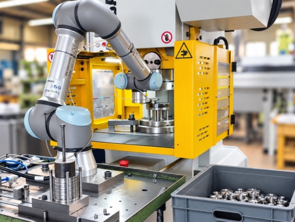 Exzenterpresse mit Cobot